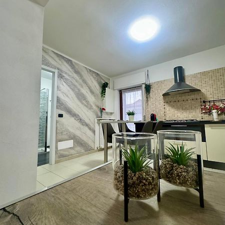 Casa Alessio - Elegante Appartamento Nel Cuore Di Cesano Maderno Bagian luar foto