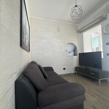 Casa Alessio - Elegante Appartamento Nel Cuore Di Cesano Maderno Bagian luar foto