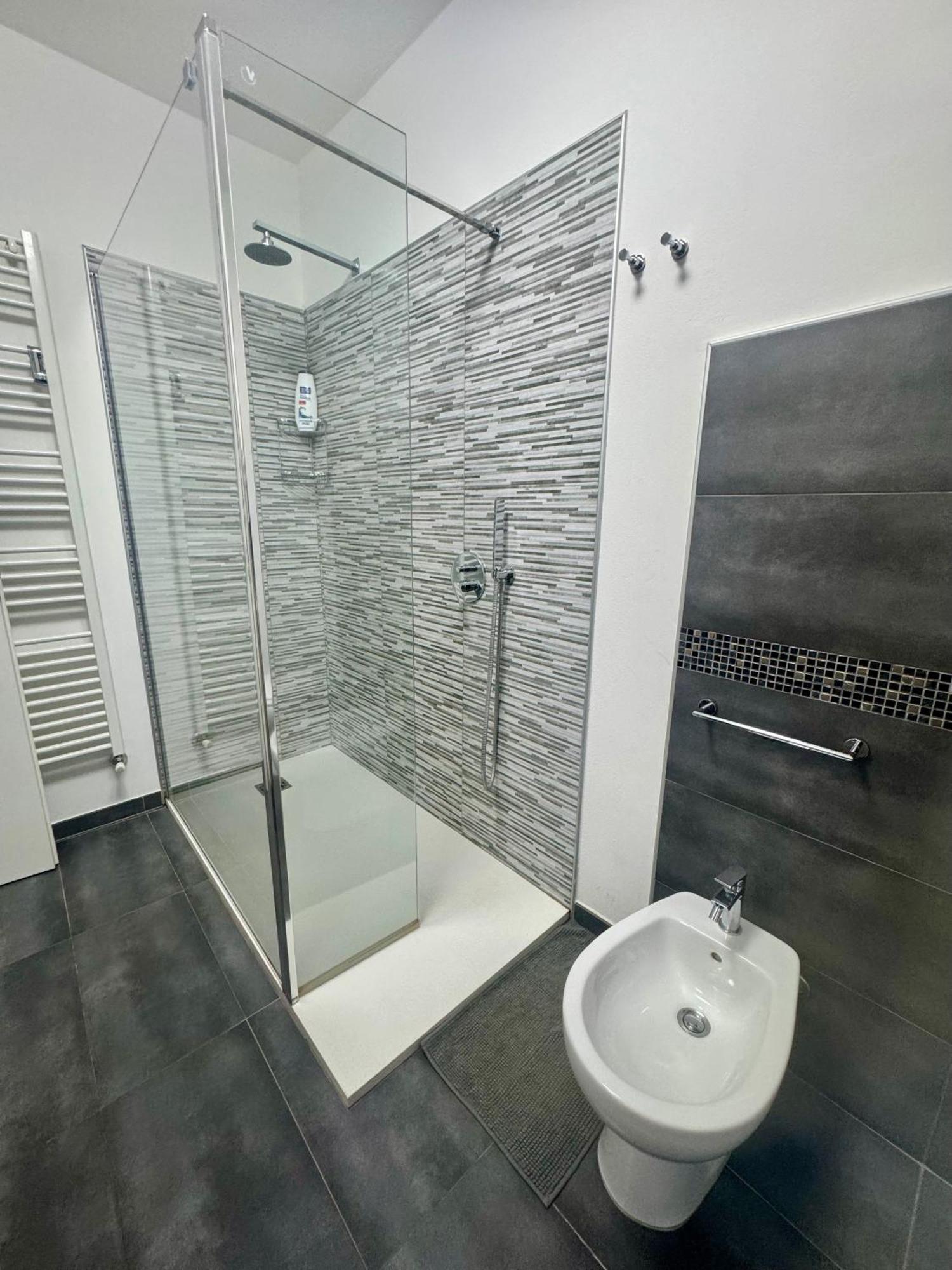 Casa Alessio - Elegante Appartamento Nel Cuore Di Cesano Maderno Bagian luar foto