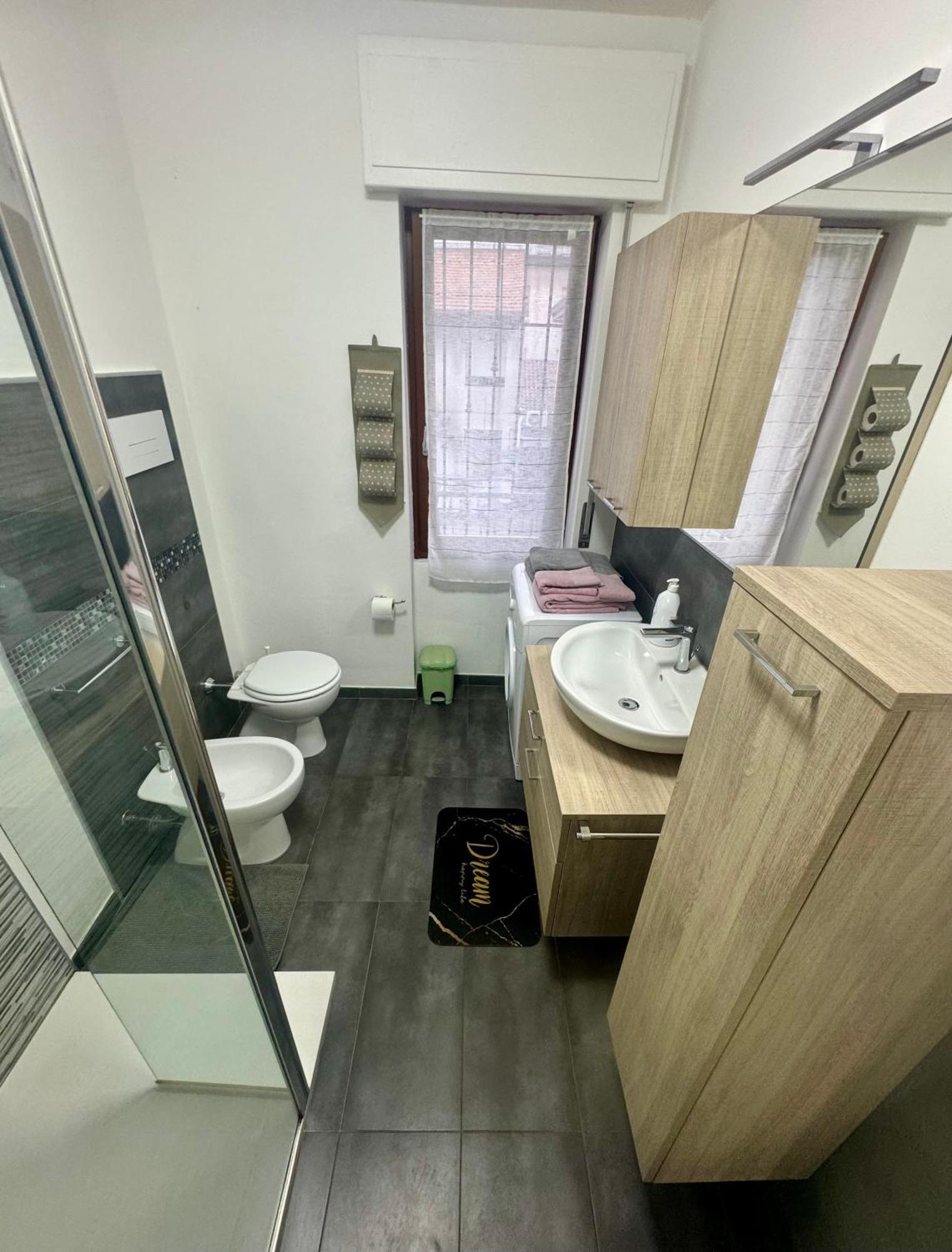 Casa Alessio - Elegante Appartamento Nel Cuore Di Cesano Maderno Bagian luar foto