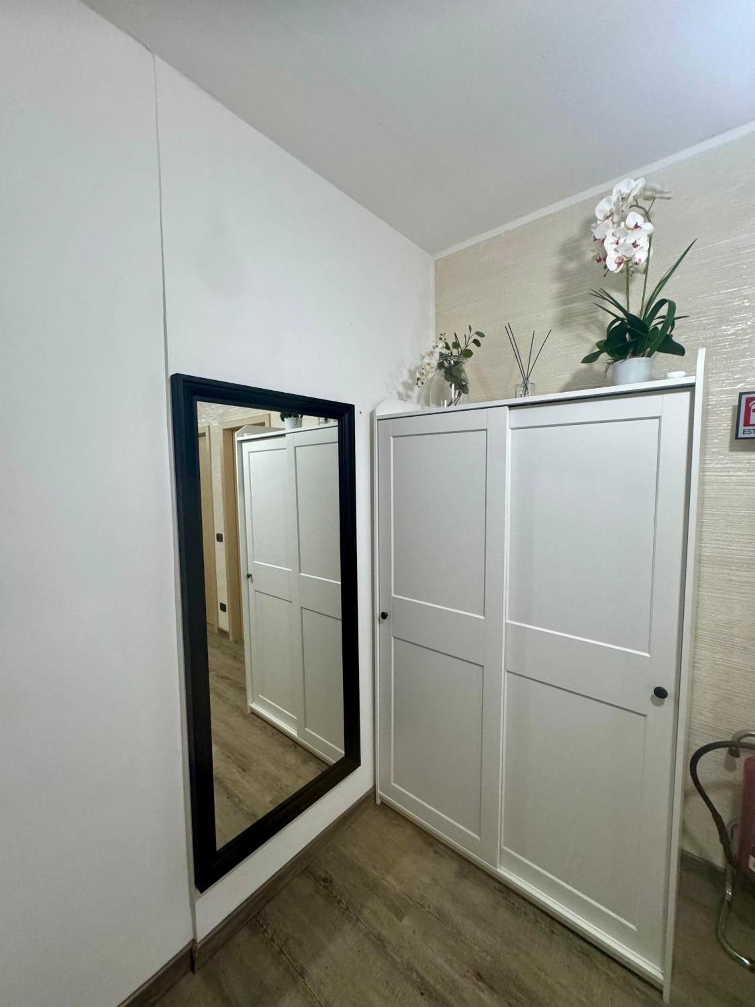 Casa Alessio - Elegante Appartamento Nel Cuore Di Cesano Maderno Bagian luar foto