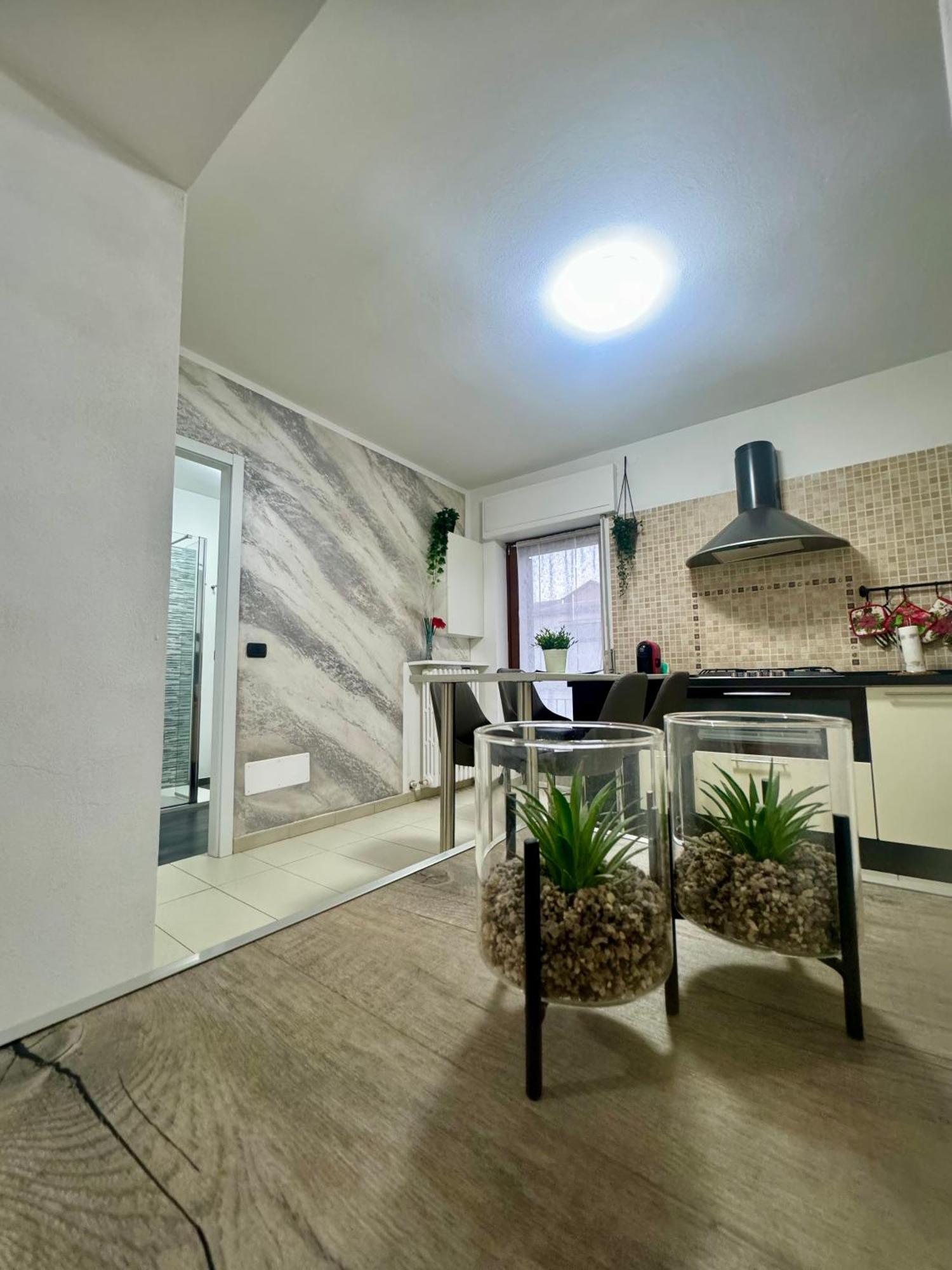 Casa Alessio - Elegante Appartamento Nel Cuore Di Cesano Maderno Bagian luar foto