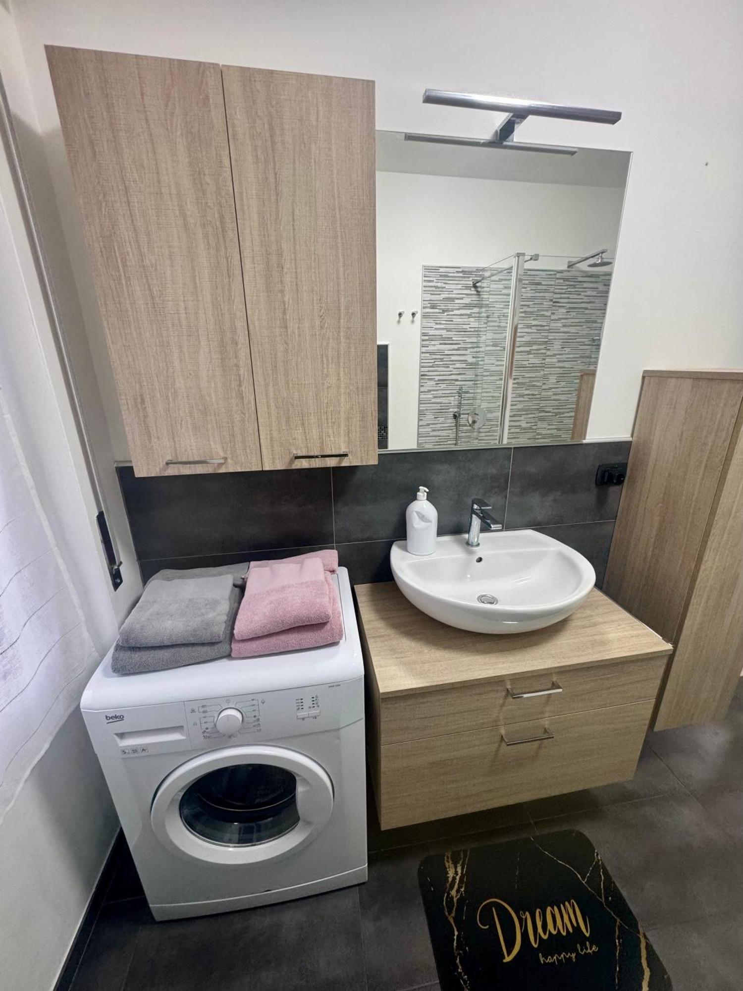 Casa Alessio - Elegante Appartamento Nel Cuore Di Cesano Maderno Bagian luar foto