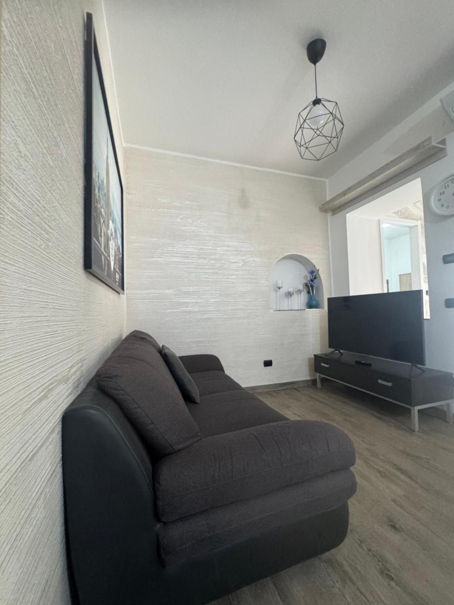 Casa Alessio - Elegante Appartamento Nel Cuore Di Cesano Maderno Bagian luar foto